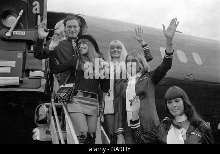 Ankunft von Hugh Hefner am Flughafen München-Riem, 1970 Stockfoto