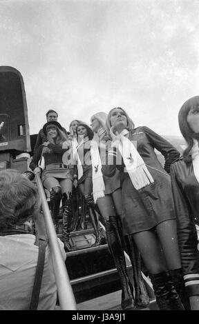 Ankunft von Hugh Hefner am Flughafen München-Riem, 1970 Stockfoto