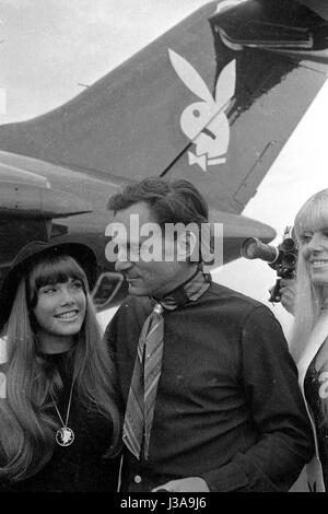 Ankunft von Hugh Hefner am Flughafen München-Riem, 1970 Stockfoto