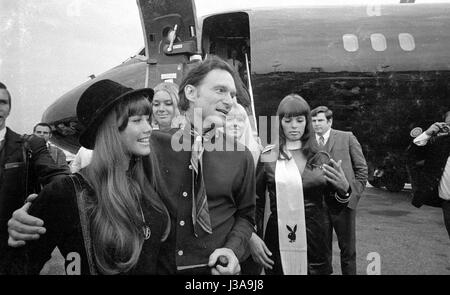 Ankunft von Hugh Hefner am Flughafen München-Riem, 1970 Stockfoto