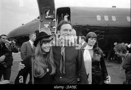 Ankunft von Hugh Hefner am Flughafen München-Riem, 1970 Stockfoto