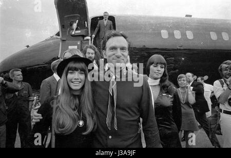 Ankunft von Hugh Hefner am Flughafen München-Riem, 1970 Stockfoto