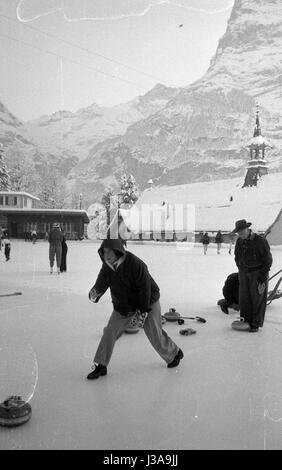 Eisstockschießen in Grindelwald, 1954 Stockfoto