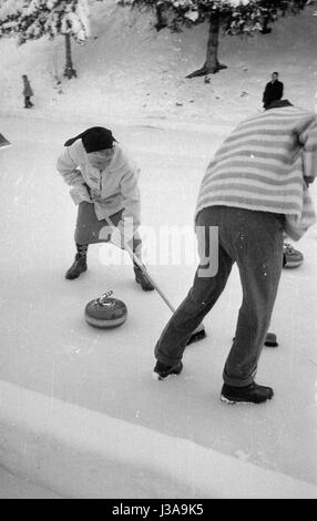 Eisstockschießen in Grindelwald, 1954 Stockfoto