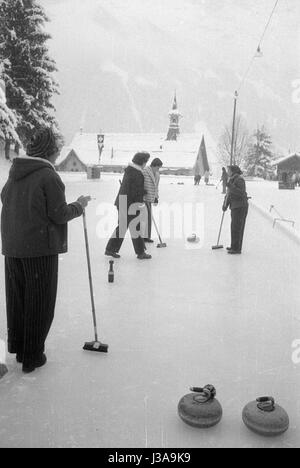 Eisstockschießen in Grindelwald, 1954 Stockfoto