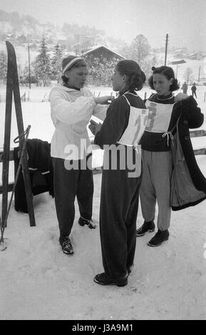 Vorbereitungen für den Langlauf-Wettbewerb der Frauen in Grindelwald, 1954 Stockfoto