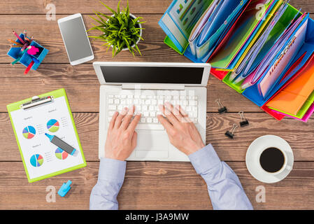Geschäftsmann mit Computer in einem Büro Stockfoto