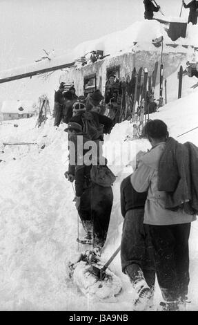 Rettungs-Team nach der Lawinenkatastrophe 1954 in Blons Stockfoto