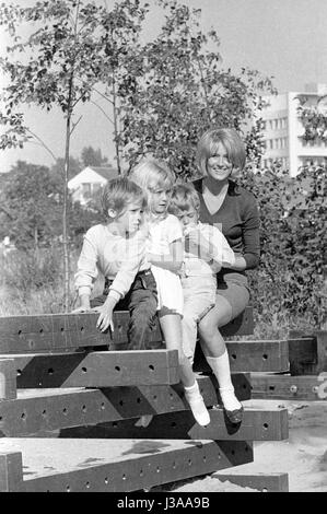 Tommi Ohrner mit seinen Geschwistern und seiner Mutter, 1969 Stockfoto