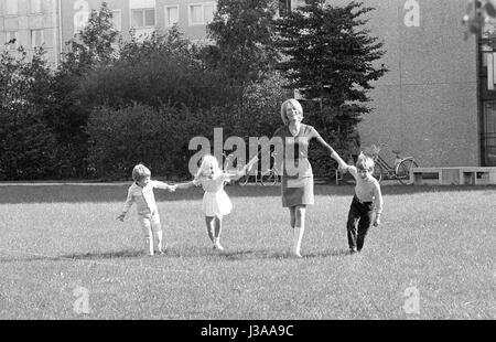 Tommi Ohrner mit seinen Geschwistern und seiner Mutter, 1969 Stockfoto