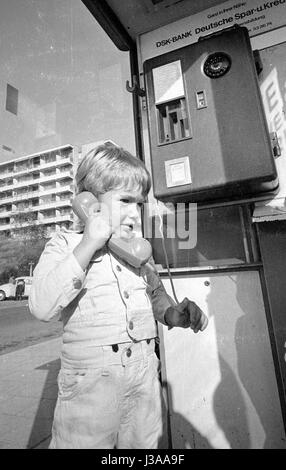 Tommi Ohrner spielen in einer Telefonzelle, 1969 Stockfoto