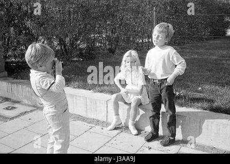 Tommi Ohrner spielt mit seinen Geschwistern, 1969 Stockfoto