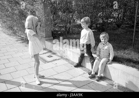 Tommi Ohrner spielt mit seinen Geschwistern, 1969 Stockfoto