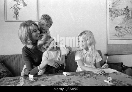 Tommi Ohrner mit seiner Mutter und Geschwister, 1969 Stockfoto