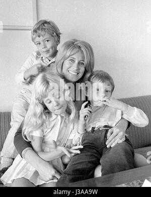 Tommi Ohrner mit seiner Mutter und Geschwister, 1969 Stockfoto