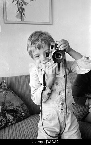 Tommi Ohrner mit einer Fotokamera, 1969 Stockfoto