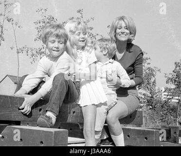 Tommi Ohrner mit seinen Geschwistern und seiner Mutter, 1969 Stockfoto