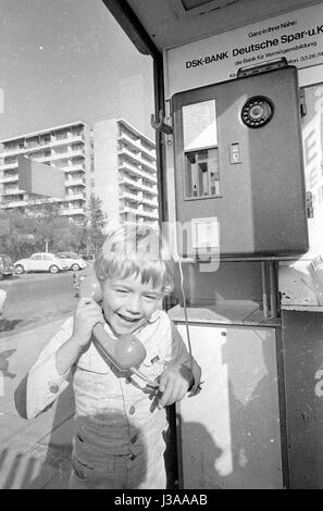 Tommi Ohrner spielen in einer Telefonzelle, 1969 Stockfoto