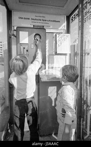 Tommi Ohrner spielen in einer Telefonzelle, 1969 Stockfoto