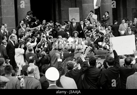 Ankunft von Schah Mohammad Reza Pahlevi und seine Frau Farah Diba am Rathaus Schöneberg, 1967 Stockfoto