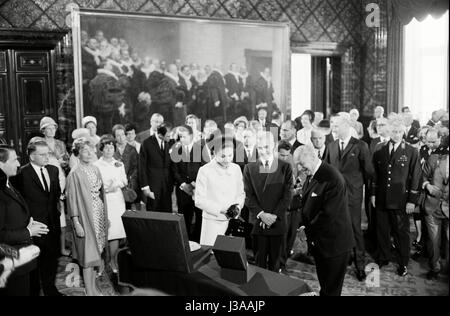 Schah Mohammad Reza Pahlevi und seine Frau Farah Diba im Hamburger Rathaus, 1967 Stockfoto