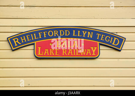 Bahnhof-Schild am Bala Lake Railway oder Rheilffordd Llyn Tegid auf Walisisch Llanuwchllyn Station Stockfoto