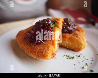 Frittierte knusprige Camembert Käse auf der Transsibirischen Eisenbahn, gekrönt mit einem Preiselbeermarmelade. Stockfoto