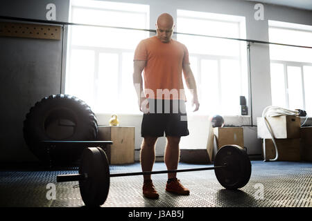 Vorbereitung für Kreuzheben im Fitness-Studio Stockfoto