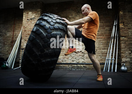 Training mit großen Reifen Stockfoto