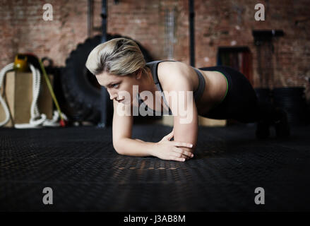 Ziemlich sportlich Frau Plank Übung Stockfoto
