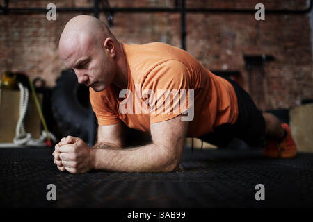 Bodybuilder stehen in Plank Stockfoto