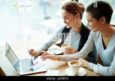 Die gute Zeit im Cafe Stockfoto
