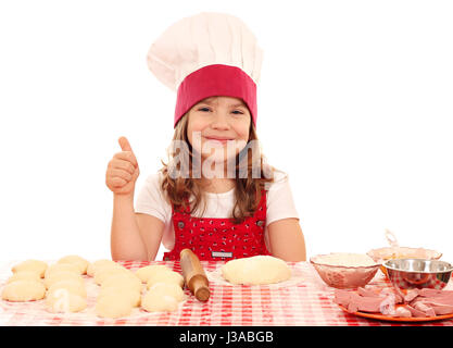 glückliches kleine Mädchen Kochen mit Teig und Daumen Stockfoto