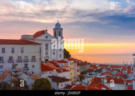 Alfama bei bewölkten Sonnenaufgang, Lissabon, Portugal Stockfoto