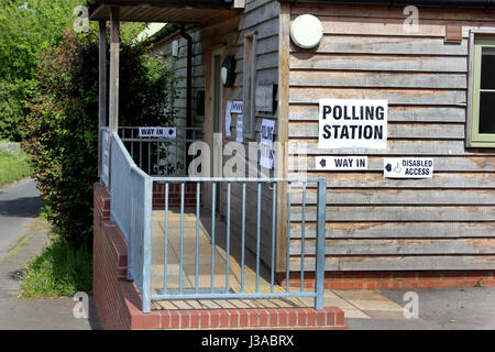 Kommunalwahlen Wahllokal Garsington Oxford Stockfoto