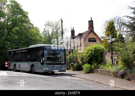 Ortsbus gestoppt außerhalb The Plough Inn, Garsington Dorf, Oxford Stockfoto