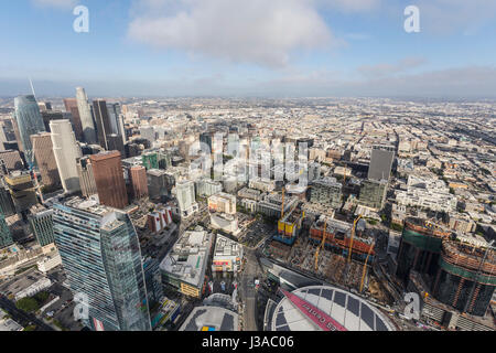 Los Angeles, Kalifornien, USA - 12. April 2017: Luftaufnahme des schnell wechselnden South Park Bereich von Downtown LA in Südkalifornien. Stockfoto