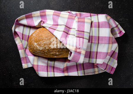 Laib Brot auf dunklen Tabelle Stockfoto