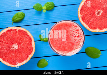 Grapefruitsaft auf Blau Holztisch Stockfoto