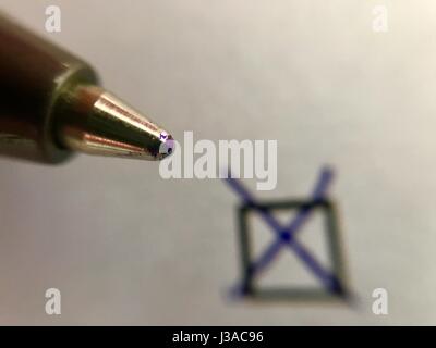 Check - Kugelschreiber Häkchen im Kontrollkästchen markieren Stockfoto