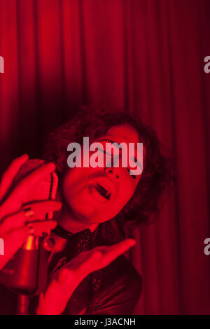 Sängerin in einem Nachtclub durchführen Stockfoto