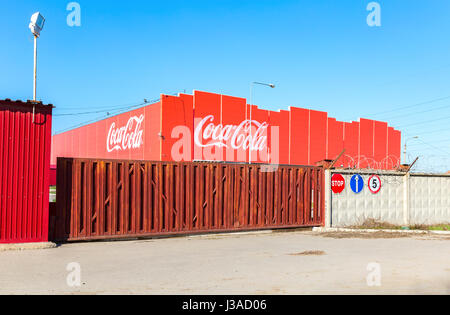 Samara, Russland - 30. April 2017: Coca-Cola Abfüllanlage in Samara, Russland. Coca Cola ist eine amerikanische multinationale Lebensmittel, Snacks und Getränke corporati Stockfoto