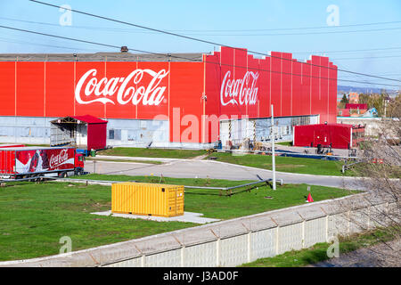 Samara, Russland - 30. April 2017: Coca-Cola Abfüllanlage in Samara, Russland. Coca Cola ist eine amerikanische multinationale Lebensmittel, Snacks und Getränke corporati Stockfoto