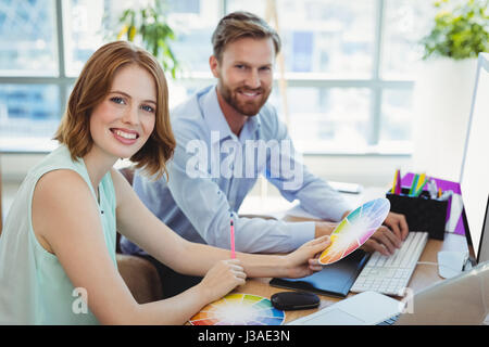Porträt der zuversichtlich, Grafik-Designer arbeiten am Schreibtisch im Büro Stockfoto