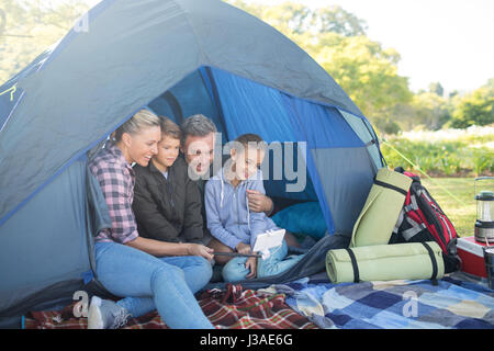 Familie, die eine Selfie im Zelt am Campingplatz Stockfoto