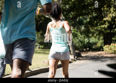 Rückansicht des Marathon-Athleten im Park spazieren Stockfoto