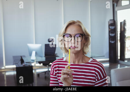 Nachdenklich Unternehmer tragen Brillen im Büro Stockfoto