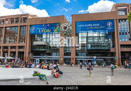 LYON, Frankreich - 15. Juni 2016: Fassade des wichtigsten Bahnhofs in Lyon (Gare de Lyon-Part-Dieu), Frankreich. Im Jahr 1978 gebaut. Zugverbindungen sind Stockfoto