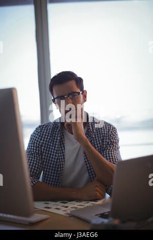 Porträt ernst Grafiker sitzen im Büro Stockfoto