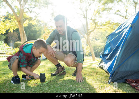 Vater und Sohn das Zelt auf Campingplatz Stockfoto